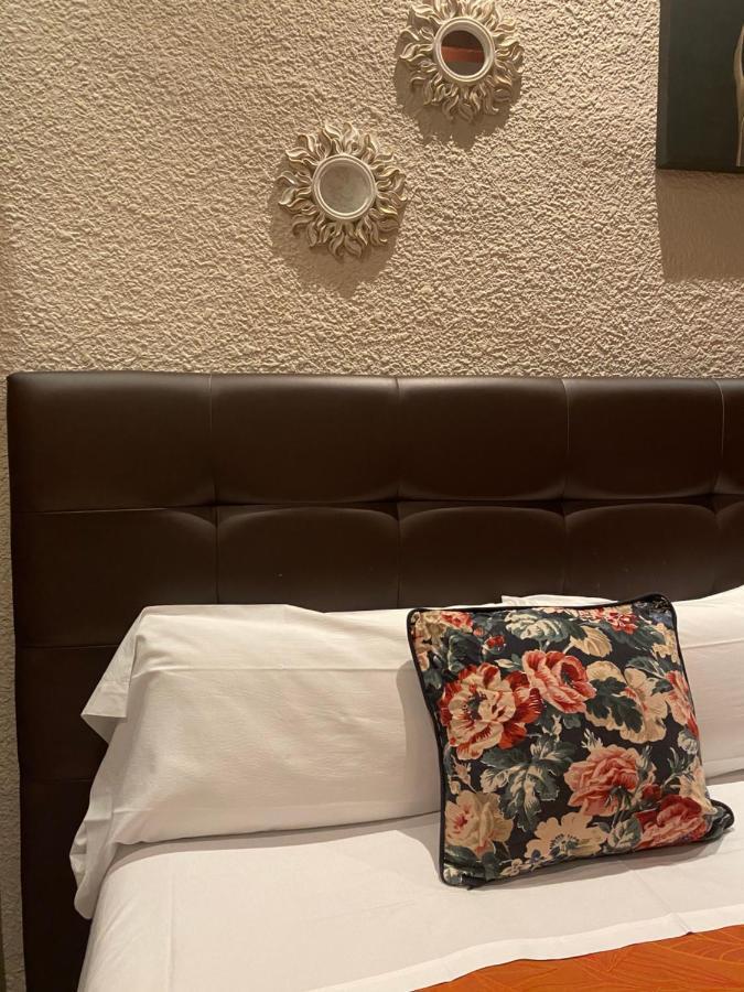 Hostal Orleans Barcelona Exteriör bild